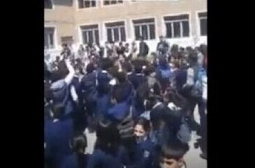 Azərbaycanda bu məktəbin şagirdləri etiraz aksiyası keçirdi - VİDEO