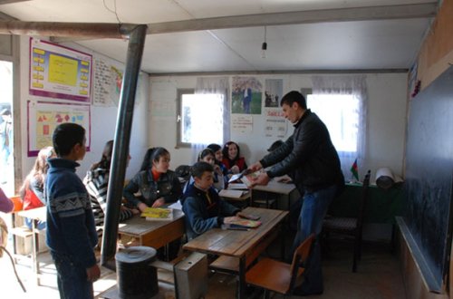 Məktəbdə acınacaqlı vəziyyət: Özlərini dolandıra bilmirlər, qızları necə oxutsunlar?