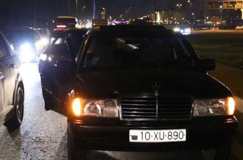 Bakıda sərnişin anidən maşının qapısını açdı, qəza oldu - VİDEO