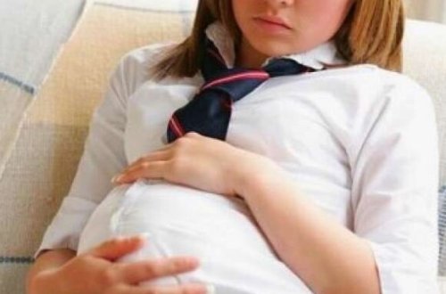 Azərbaycanda biabırçılıq: Tələbə qız müəllimindən uşaq dünyaya gətirdi - FOTO