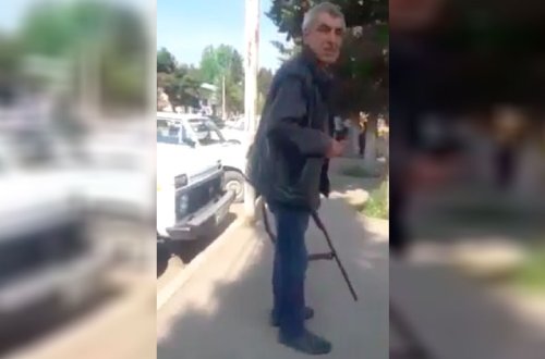 Azərbaycanda yaşlı kişi küçənin ortasında itləri güllələdi - VİDEO