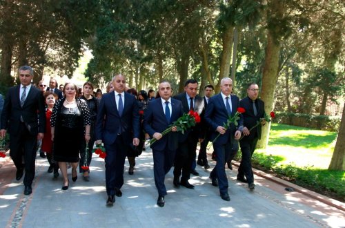 Azay Quliyev və QHT Şurasının rəhbərliyi Heydər Əliyevin məzarını ziyarət etdilər -FOTO