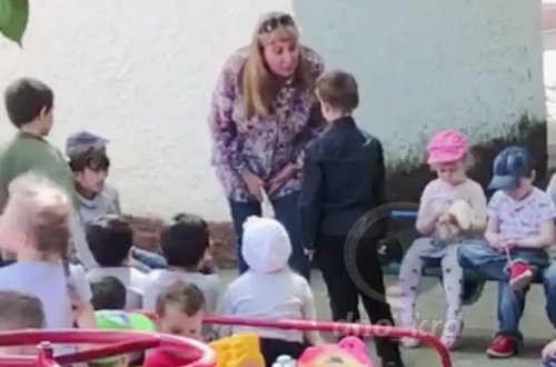 «Целуй землю, тварь!». Заведующая детсадом заставила воспитанника целовать землю – ВИДЕО