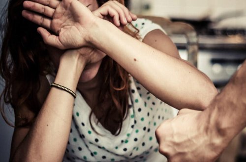 Bakıda qadına hücum edib ağzını tutdular, bıçaqla hədələdilər - VİDEO