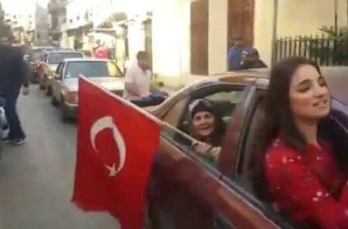 Ermənilər Livanda Türkiyə bayrağını yandırdılar - VİDEO