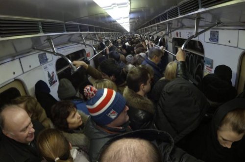 В бакинском метро мужчина приставал к девушке. Она потеряла сознание