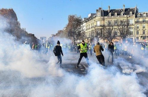 Власти Франции продлят оказание помощи коммерсантам, чей бизнес пострадал от протестов