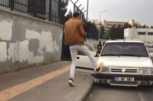 Maşını yolda saxlayıb görün nə etdi - Həyat yoldaşı baxarkən şok oldu - fotolar