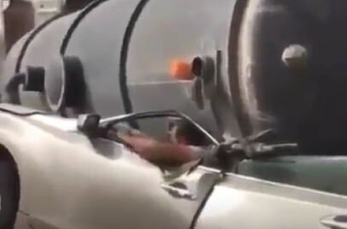 Dəhşətli qəza! Yük maşını milyonluq avtomobilin üstünə aşdı, sürücü içində qaldı - video