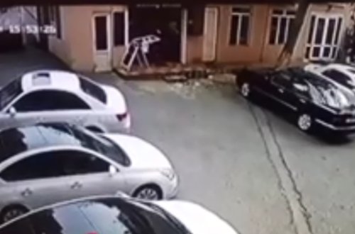 В Баку ребенок выпал с восьмого этажа - ШОКИРУЮЩЕЕ ВИДЕО