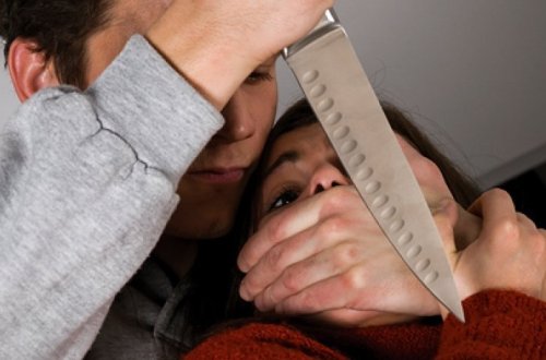 В Сумгайыте в торговом центре муж ранил ножом жену и себя - ВИДЕО