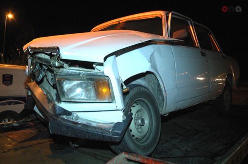 Чудовищная цепная авария в Баку: 12-летнюю девочку выбросило из окна под колеса - ФОТО