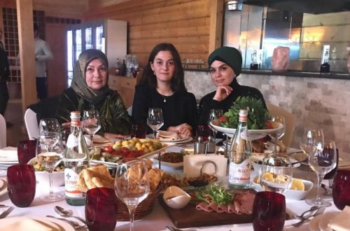Alim Qasımovun xanımı və nəvəsi - Foto