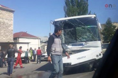 Bakıda avtobus qəzası: yaralılardan 2-sinin vəziyyəti ağrdır (YENİLƏNİB)