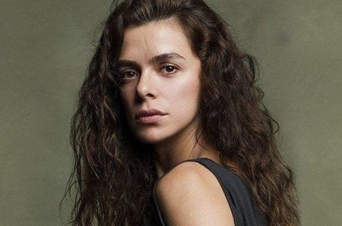 Özge üzündə ilbiz gəzdirdi - FOTO