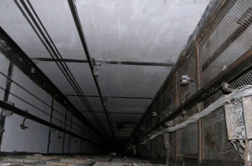 В России азербайджанец провалился в шахту лифта строящегося дома