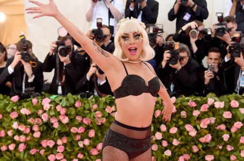 Ledi Qaqa tədbirdə hamının qarşısında soyundu - VİDEO - FOTO