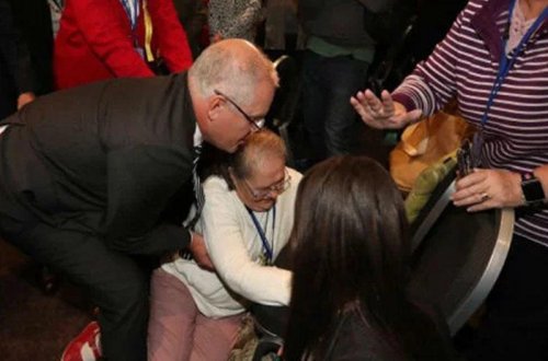 Avstraliyanın baş nazirinə yumurta hücumu - VİDEO