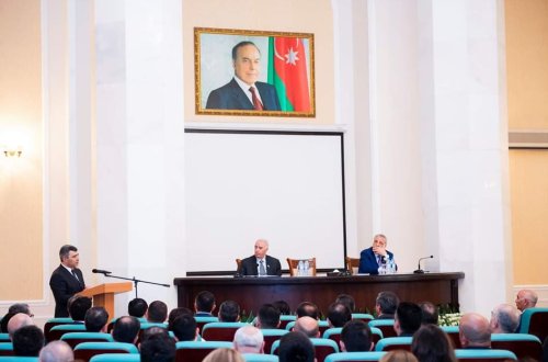 KƏND TƏSƏRRÜFATI NAZİRLİYİNDƏ ÜMUMMİLLİ LİDER HEYDƏR ƏLİYEVİN ANADAN OLMASININ 96-CI İLDÖNÜMÜNƏ HƏSR OLUNMUŞ TƏDBİR KEÇİRİLİB