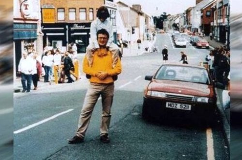 Bu fotodakı ata-qız bir neçə saniyə sonra baş verəcək faciədən xəbərsizdir