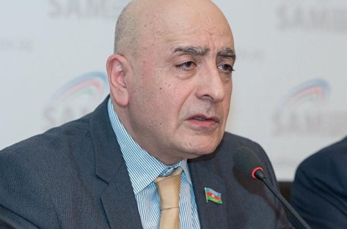 Deputat çörəksiz qoyduğu uşağa görə sevinir- RASİM MUSABƏYOV ÖZÜNƏ ÜNVANLANAN SÖYÜŞLƏRİ DƏSTƏK KİMİ TƏQDİM EDİR