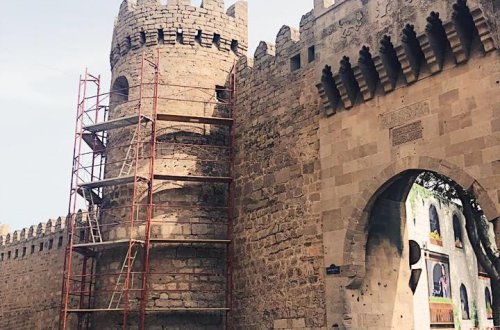 На Парных крепостных воротах в «Ичеришехер» ведутся работы по консервации (ФОТО)