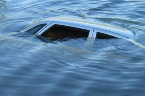 Автомобиль упал в канал в Сабирабаде: погибли отец с сыном