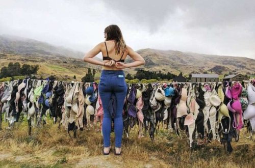 Minlərlə qadın büstqalterini bu çəpərə asır – Səbəbi isə... /FOTO