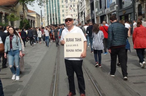 Özünə başdaşı düzəltdirən kişi həmin daşla küçəni gəzdi - FOTO