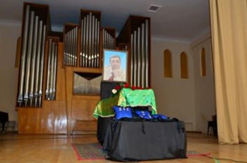 Həyat yoldaşı Arif Məlikovla vida mərasimində - Fotolar + Yenilənir