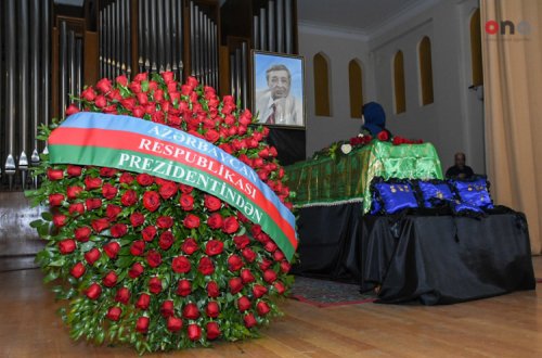 Президент Ильхам Алиев принимает участие в церемонии прощания с Арифом Меликовым