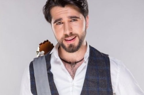 Чингиз Мустафаев продемонстрировал мастерство исполнения на нескольких музыкальных инструментах – ВИДЕО