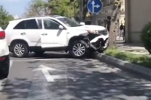 ДТП напротив посольства в Баку - ВИДЕО