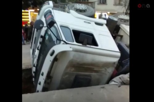 В Гяндже провалилась дорога, грузовик рухнул в яму - ФОТО