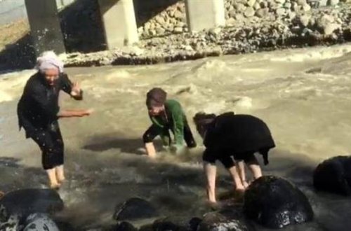 Dərədə zarafatlaşan 2 tələbə faciəvi şəkildə öldü - VİDEO