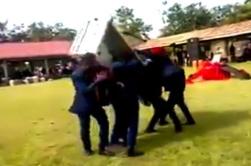 Tabutu çiyinlərindən yerə saldılar, içərisindəki meyit... - ŞOK VİDEO