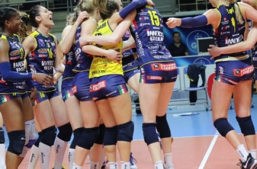 Voleybolçu qızlar kubokla birlikdə çılpaq şəkil çəkdirdilər – Foto
