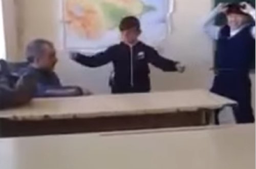 Azərbaycanda məktəbdə NÖVBƏTİ RÜSVAYÇILIQ: 2 oğlan şagird müəllimin gözü önündə... - VİDEO