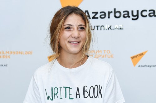 Məşhur azərbaycanlı boksçu Bakının mərkəzində qadını əzişdirdi - FOTO