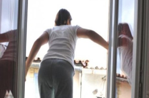 Bakıda ərindən boşanan iki uşaq anası özünü səkkizinci mərtəbədən atdı