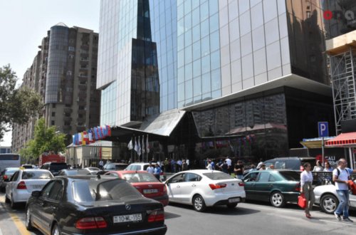 Эвакуация в известном бизнес-центре в Баку