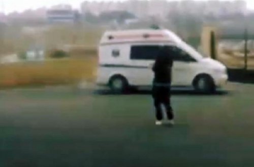 Videosu yayılan tibb bacısını maşın vuraraq öldürdü - VİDEO