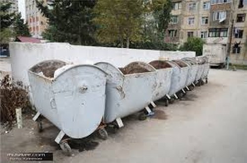 Sumqayıtda zibil qutusunun üstündə QƏRİBƏ ELAN — FOTO