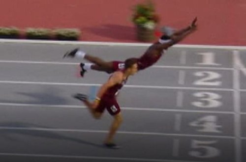 Американский бегун совершил «прыжок супермена» - ВИДЕО