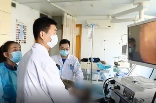 Qohumlarına əsəbləşib boyunbağını uddu