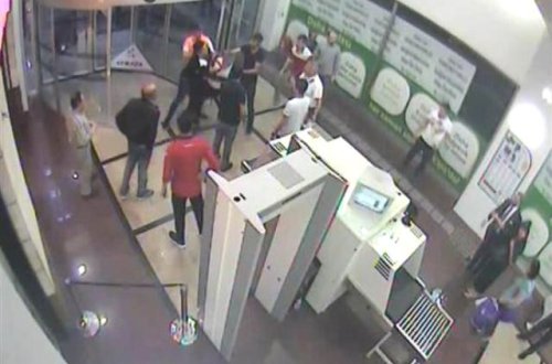 Eskalatorda biabırçılıq: Qadının ətəyinin altını telefona çəkdi - foto