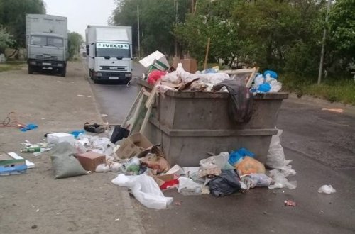 В Сумгайыте мусорный контейнер стоит прямо на дороге - ФОТО
