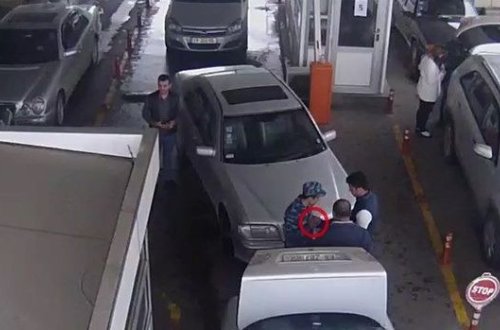 Gömrükçülərə rüşvət təklif etdi, kameraya düşdü - VİDEO