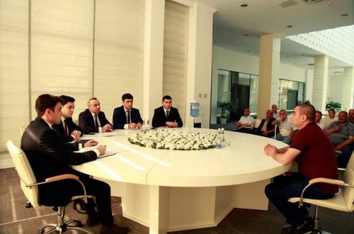 Azay Quliyev seçicilərini qəbul edib.