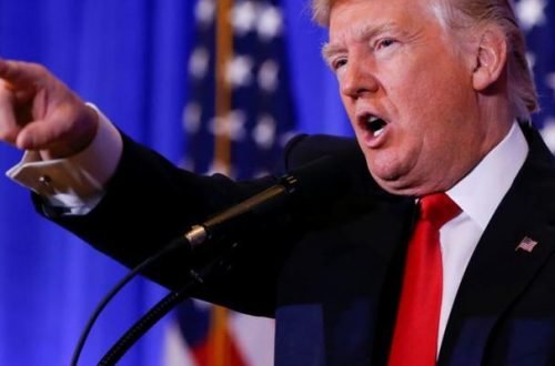 Trampın şəkli olan corabla onun görüşünə getdi – Foto